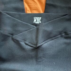OQQ V-Front High-Waist Leggings in Black
